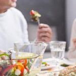 به هیچ وجه موقع غذا خوردن این کار را نکنید