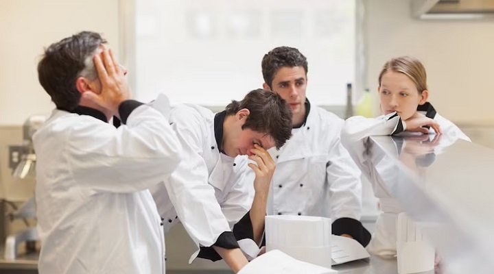 ۱۲ نشانه همکار سمی؛ چطور در محیط کار با او برخورد کنیم؟ 14 ناراحتی کارکنان سازمان از همکار سمی