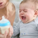 گریه نوزاد به خاطر خوردن شیر فاسد
