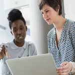 صحبت و مذاکره با رئیسمان درباره کار زیادمان