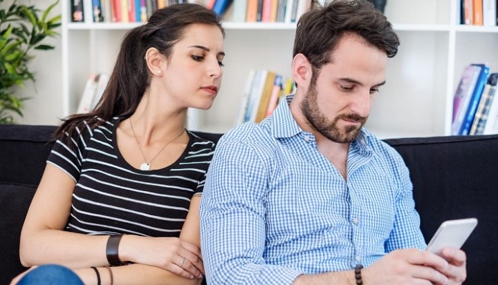 نقض حریم خصوصی طرف مقابل و جاسوسی از گوشی موبایل طرف مقابل به دلیل عشق وسواسی