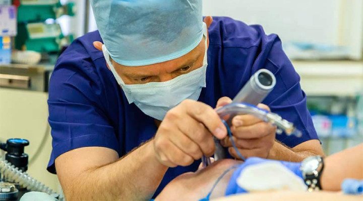 پزشک در حال انجام لارنگوسکوپی