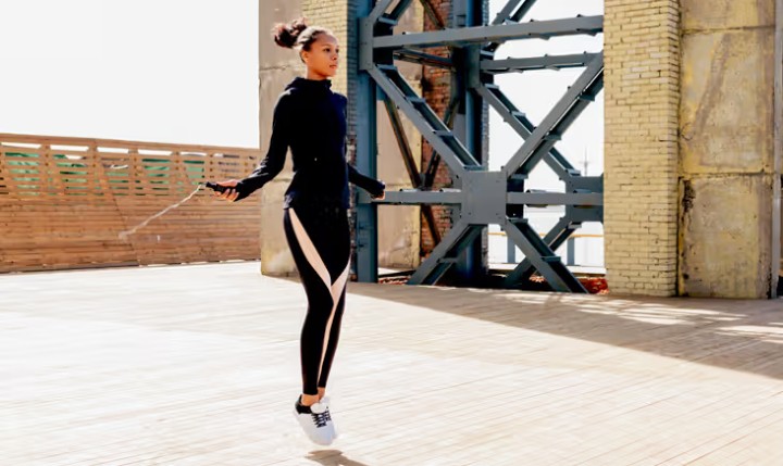 ورزش بی هوازی؛ مزایا و تفاوت آن با ورزش هوازی 4 فردی در حال طنابزدن