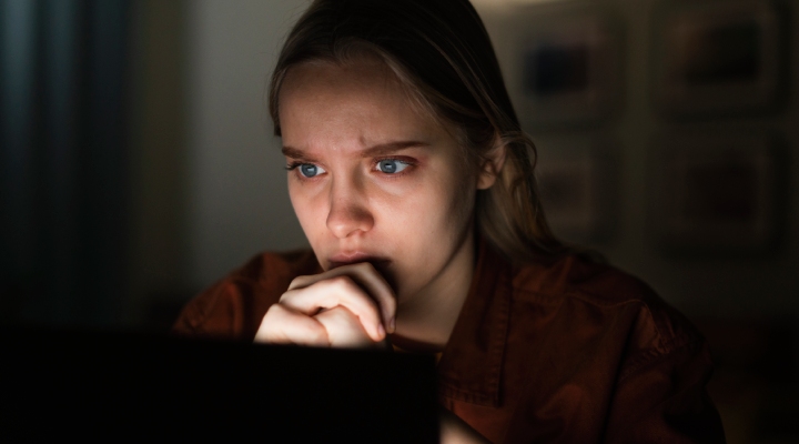 استاکر کیست؟ چطور با او مقابله کنیم؟ 2 فرد استاکر که دیگری را در فضای آنلاین زیر نظر دارد