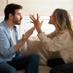 زنی در حال فریادزدن یکی از علائم اختلال انفجاری متناوب
