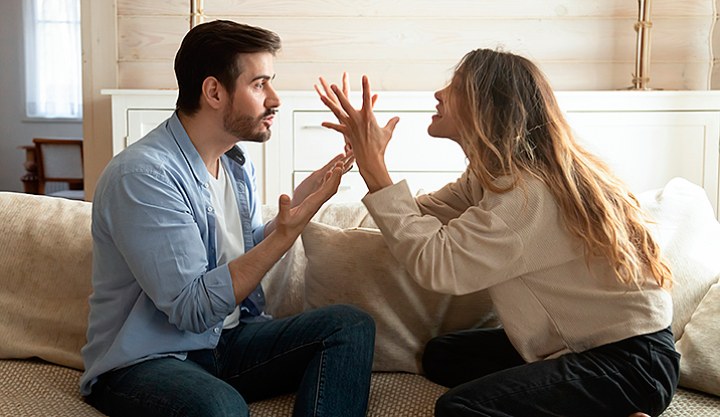 زنی در حال فریادزدن یکی از علائم اختلال انفجاری متناوب