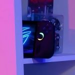 بخشی از کنسول دستی ROG Ally X داخل قفسه‌