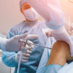 عمل تعویض مفصل زانو