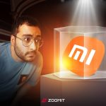 پسر جوان متعجب در کنار لوگو شیائومی