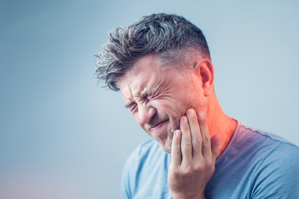 چه وقتی باید به دندانپزشک مراجعه کنیم؟ + ۱۰ نشانه هشدارآمیز مراجعه به دندانپزشک_تونل زمان 6 1735692636 458 چه وقتی باید به دندانپزشک مراجعه کنیم؟ ۱۰ نشانه