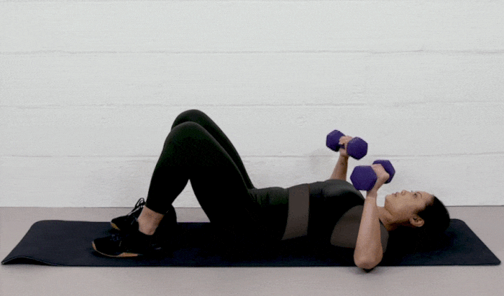 حرکات بدنسازی با دمبل؛ ۲۷ تمرین و انواع حرکات با دمبل_تونل زمان 23 ورزش با دمبل - پرس دمبل روی زمین