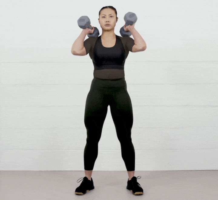 حرکات بدنسازی با دمبل؛ ۲۷ تمرین و انواع حرکات با دمبل_تونل زمان 19 ورزش با دمبل - اسکوات از جلو