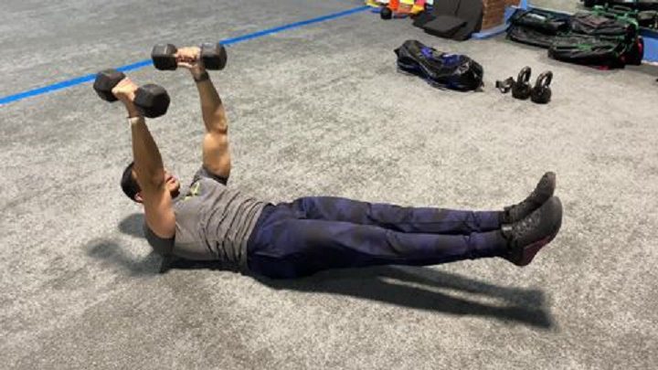 حرکات بدنسازی با دمبل؛ ۲۷ تمرین و انواع حرکات با دمبل_تونل زمان 31 ورزش با دمبل - اسکال کراشر هالو بادی