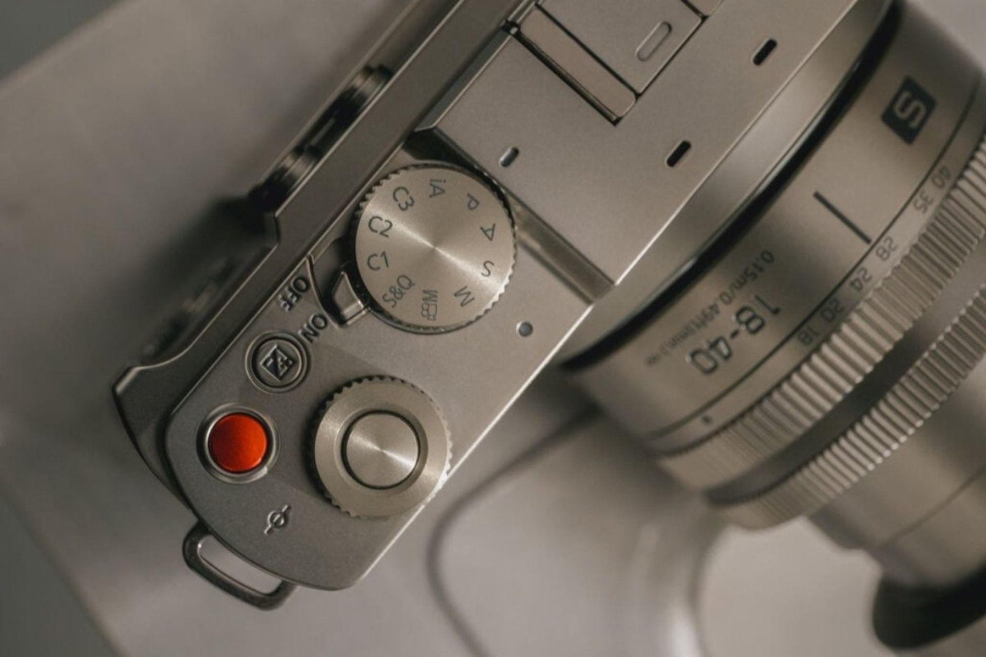 نسخه‌ی طلایی تیتانیومی دوربین لومیکس S9