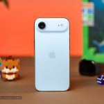 نمای پشتی آیفون ایر که به صورت عمودی روی میز قرار گرفته