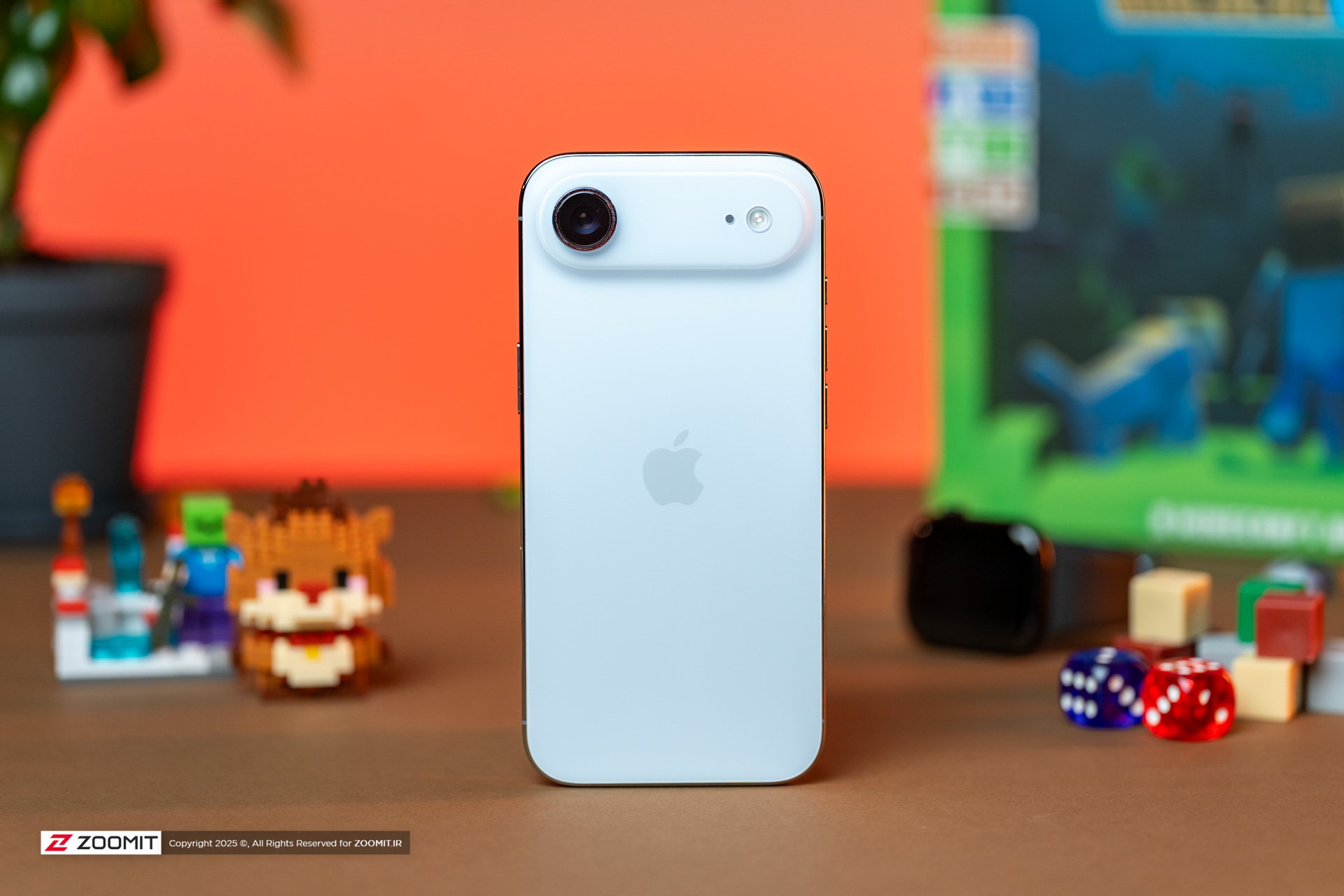 نمای پشتی آیفون ایر که به صورت عمودی روی میز قرار گرفته