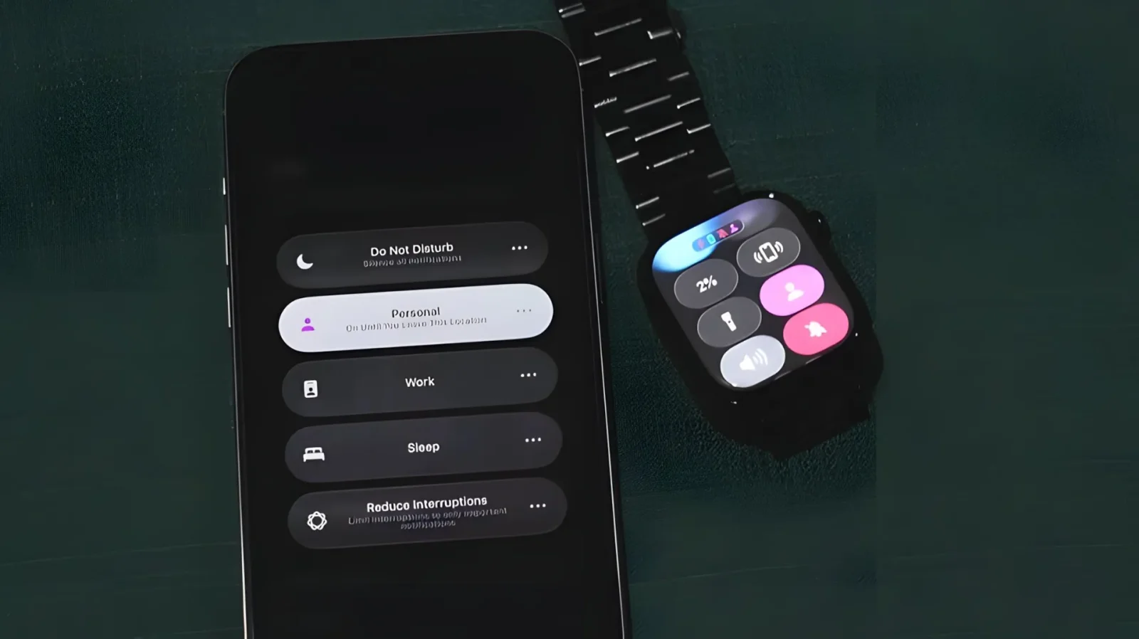 اپل واچ درحال نمایش آیکون انسان بنفش