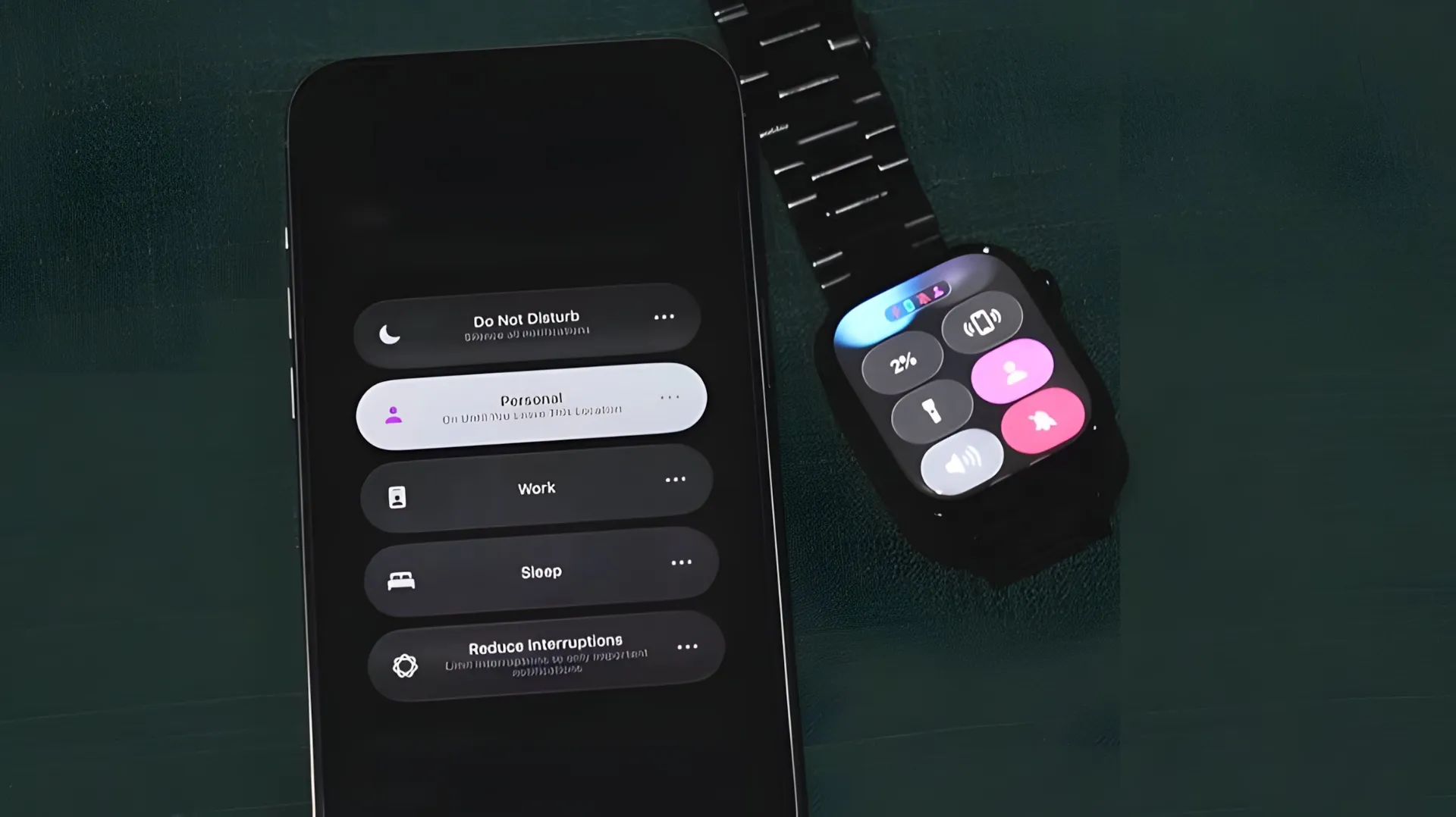 اپل واچ درحال نمایش آیکون انسان بنفش